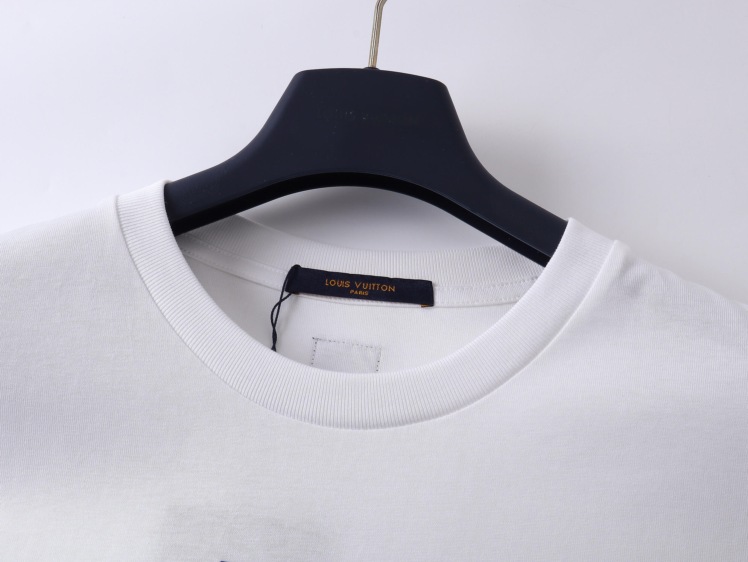 T Shirt LV Le Monde Est A Vous: Louis Vuitton Style